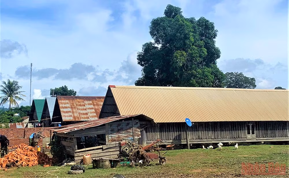 Buôn cổ bên hồ Lắk -0