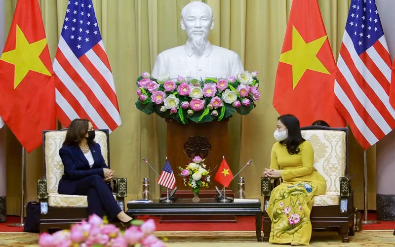 Phó Chủ tịch nước Võ Thị Ánh Xuân chủ trì lễ đón và tiếp Phó Tổng thống Hoa Kỳ Kamala Harris. (Ảnh: Báo Thế giới và Việt Nam)