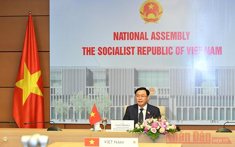 Chủ tịch Quốc hội Vương Đình Huệ hội đàm trực tuyến với Ngài Abdul Rahman Taib, Chủ tịch Hội đồng lập pháp Brunei Darussalam, Chủ tịch AIPA 2021. Ảnh: Duy Linh Đề xuất đưa việc chia sẻ vaccine vào chương trình nghị sự AIPA-42 -0