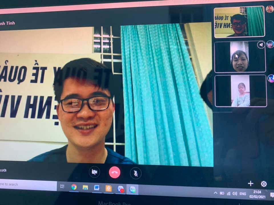 BS Lê Thanh Tĩnh dặn dò vợ giữ gìn sức khỏe khi vợ anh - BS Phượng cũng đang ở trong khu cách ly Bệnh viện Sản Nhi Quảng Ninh. Valentine trong khu cách ly -5