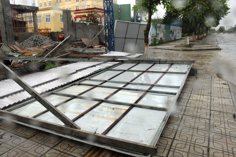 Nhiều tấm pa-nô trên đường Hùng Vương, TP Tam Kỳ bị gió lật đổ. Gió đang giật từng đợt và mưa lớn ở Quảng Nam -0