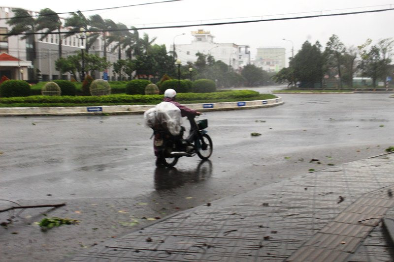 Hiện TP Tam Kỳ đang mưa và gió lớn. Bão số 9 gây gió giật từng đợt và mưa lớn ở Quảng Nam -0