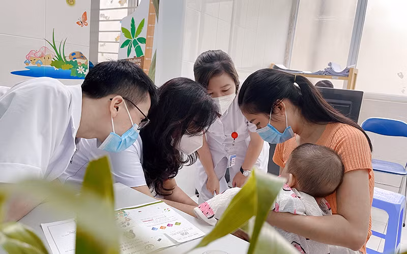 Tiến sĩ Nguyễn Việt Hoa khám cho trẻ em bị dị tật tiết niệu sinh dục.