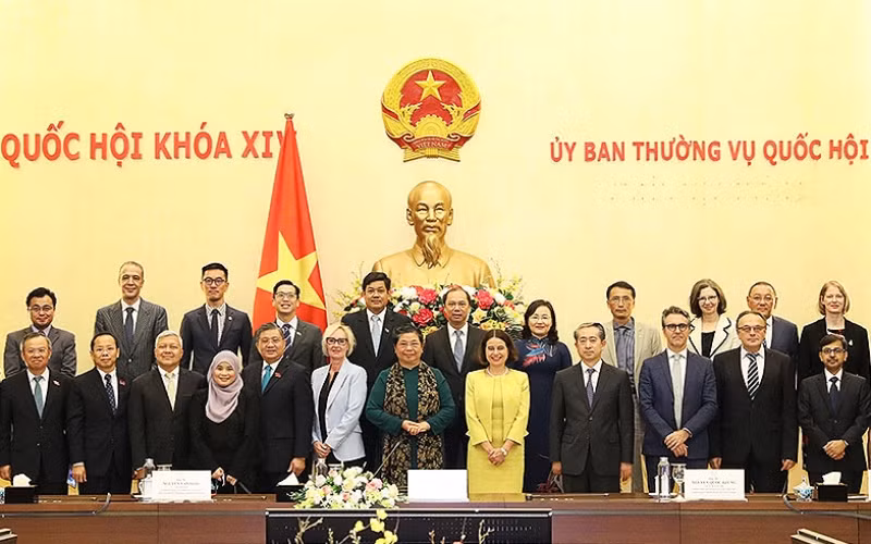 Đồng chí Tòng Thị Phóng chụp ảnh lưu niệm với các Đại sứ, Trưởng đại diện cơ quan ngoại giao các nước ASEAN, quan sát viên AIPA và khách mời nước chủ nhà trước thềm Đại hội đồng AIPA 41.