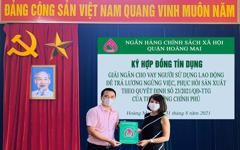 Ngân hàng chính sách xã hội quận Hoàng Mai (Hà Nội) cho người sử dụng lao động vay vốn. Ảnh: H.M