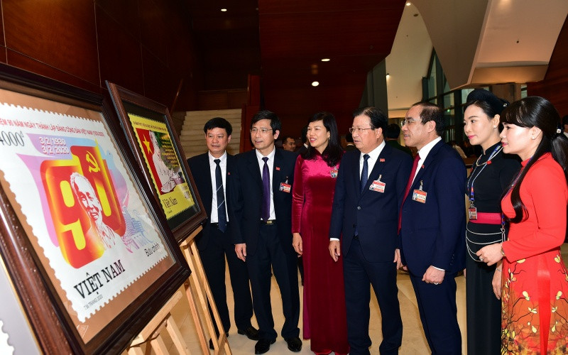 Phó Thủ tướng Trịnh Đình Dũng và các đại biểu đoàn Tuyên Quang tham quan triển lãm Tem chào mừng Đại hội. 10_6551-1611644048025.jpg
