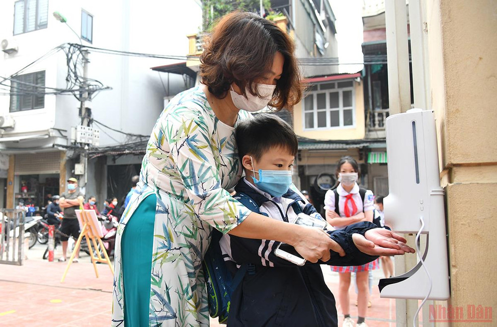 Học sinh tại Trường tiểu học Phúc Tân ngày đầu tới lớp. (ẢNH: THÀNH ĐẠT) Ngày đi học đầu tiên tràn niềm vui của học sinh Hà Nội -0