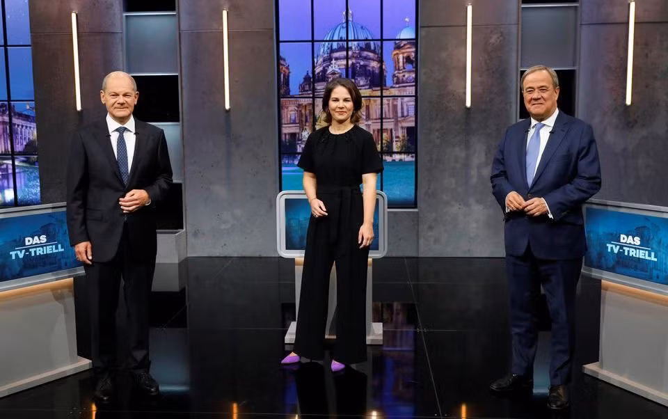 Các ứng cử viên Thủ tướng Đức: ông Olaf Scholz, bà Annalena Baerbock và ông Armin Laschet (từ trái sang) trong cuộc tranh luận trực tiếp lần thứ ba trên truyền hình, tối 18/9/2021. (Ảnh: Reuters)