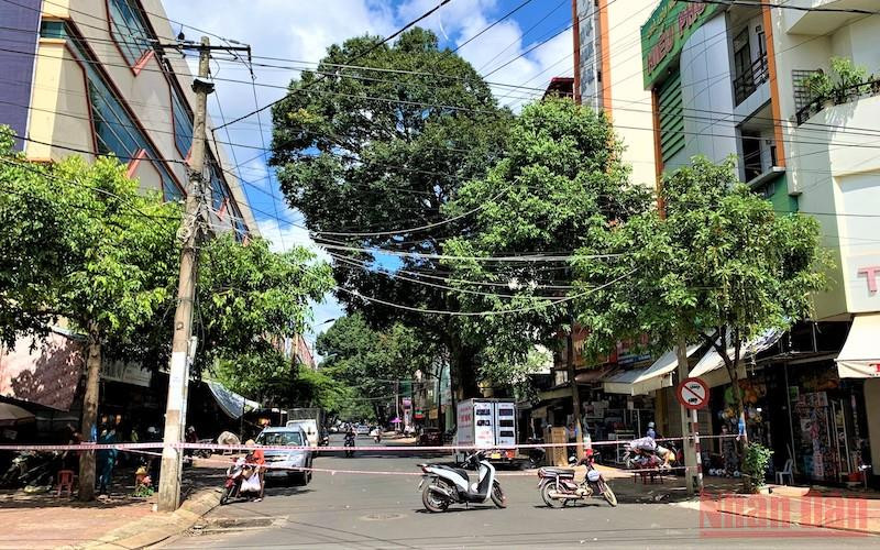 Từ ngày 6 đến 10/11, thành phố Buôn Ma Thuột tiến hành phong tỏa tạm thời các xã, phường trên địa bàn để xét nghiệm nhanh kháng nguyên SARS-CoV-2 sàng lọc các trường hợp F0 trong cộng đồng. Đắk Lắk linh hoạt các biện pháp phòng, chống dịch Covid-19 -0
