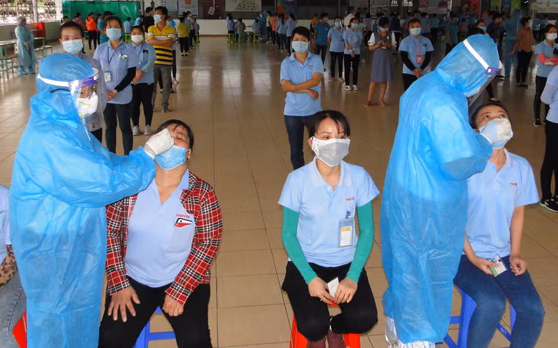 Ngành chức năng lấy mẫu xét nghiệm cho công nhân của Công ty TNHH FREE VIEW INDUSTRIAL (VN) thuộc Khu Công nghiệp Tân Hương vào ngày 9/7.