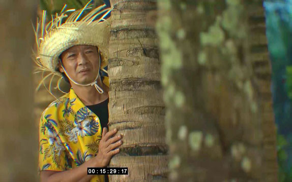 Ông Sinh luôn theo dấu từng bước chân của cô con gái. Võ Hoài Nam, từ “soái ca màn ảnh” đến “người cha tội nghiệp” -0