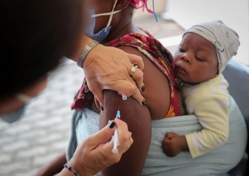 Tiêm ngừa Covid-19 ở Johannesburg, Nam Phi, ngày 4/12/2021. (Ảnh: REUTERS) Hàn Quốc ghi nhận trên 240 nghìn ca mắc Covid-19 trong 3 ngày liên tiếp -0