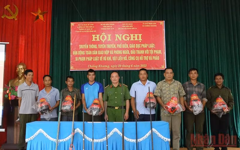 Trao tặng mũ bảo hiểm cho quần chúng nhân dân có ý thức tự giác giao nộp súng tự chế, công cụ hỗ trợ và gia đình có hoàn cảnh khó khăn.