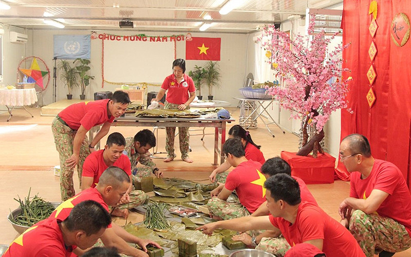 Các cán bộ, y bác sĩ Bệnh viện dã chiến cấp 2 số 3 gói bánh chưng tại Phái bộ ở Nam Sudan (Ảnh: Báo Quân đội Nhân dân)