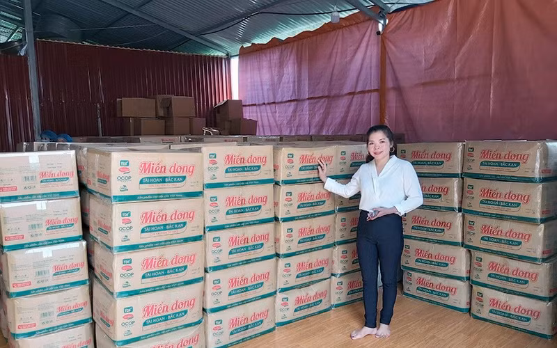 Chị Nguyễn Thị Hoan bên lô hàng miến dong Bắc Kạn xuất khẩu sang Cộng hòa Séc. 