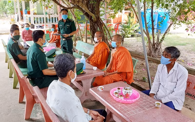 TT1: Họp dân tuyên truyền tại chùa Giồng Kè. 