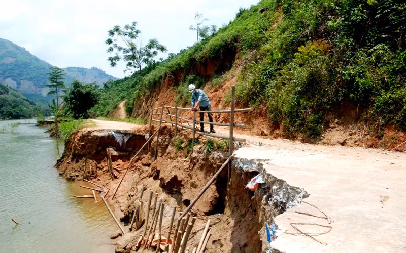 Thủy điện Nậm Lúc tích nước làm sạt lở tuyến đường từ trung tâm xã Cốc Lầu vào thôn Kho Vàng.