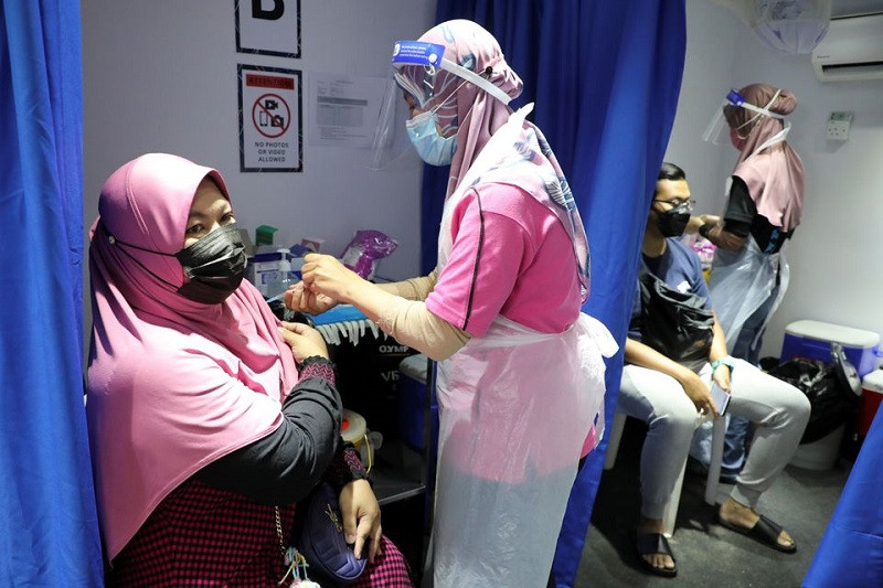 Tiêm vaccine ngừa Covid-19 ở Kuala Lumpur, Malaysia, ngày 12/7/2021. (Ảnh: Reuters) New Zealand nới lỏng một số hạn chế ở thành phố lớn nhất nước -0