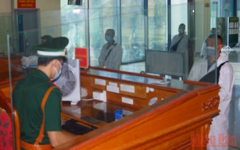 Trạm kiểm soát biên phòng cửa khẩu quốc tế Hữu Nghị, Cao Lộc, Lạng Sơn làm thủ tục xuất nhập cảnh cho hành khách.