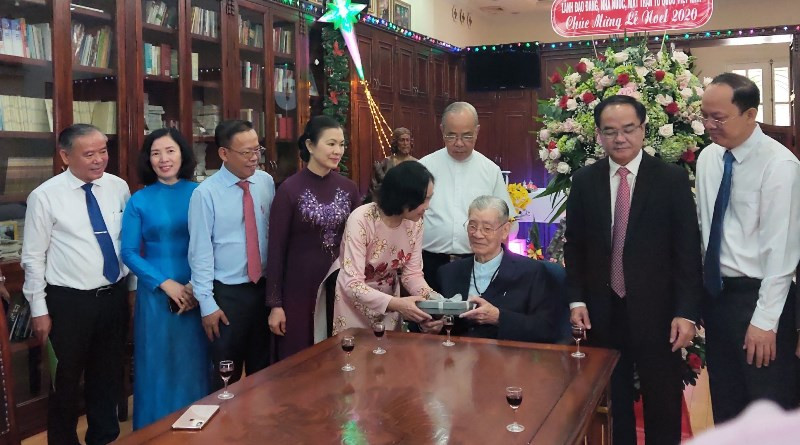 Đồng chí Trương Thị Mai tặng quà và chúc mừng lễ Giáng sinh năm 2020 và Tết dương lịch năm 2021 đến Hồng y, nguyên Tổng Giám mục, Tổng Giáo phận TP Hồ Chí Minh Phạm Minh Mẫn. Đồng chí Trương Thị Mai thăm, chúc mừng một số cơ sở tôn giáo tại TP Hồ Chí Minh và Đồng Nai -0