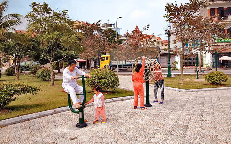 Rèn luyện sức khỏe bằng thiết bị ngoài trời ở Công viên Thạch Bàn (phường Thạch Bàn, quận Long Biên).