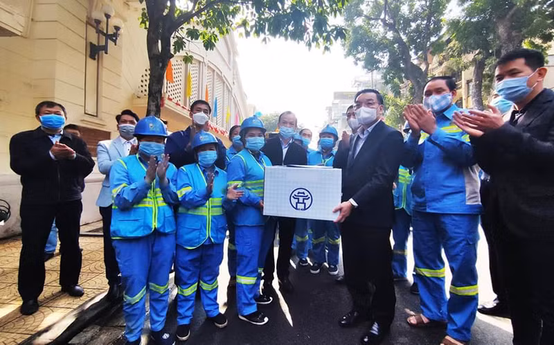 Chủ tịch UBND TP Chu Ngọc Anh tặng quà công nhân Tổ sản xuất số 7, chi nhánh Hoàn Kiếm của Công ty TNHH MTV Môi trường Đô thị Hà Nội.