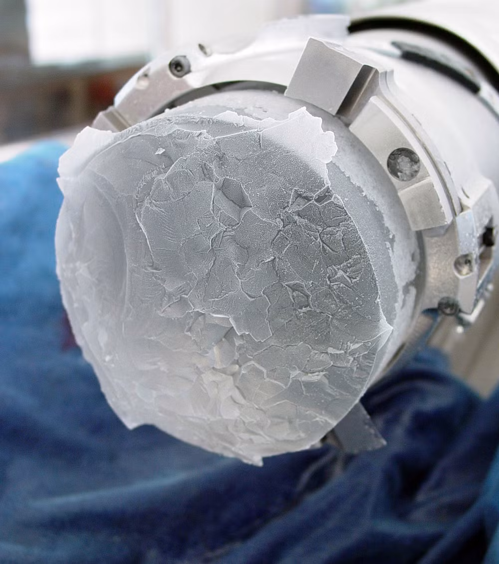 Cuộc chạy đua thu thập lõi băng của các nhà khoa học -0