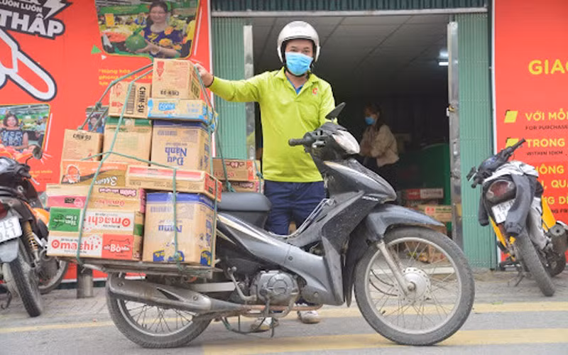 Đội ngũ shipper giúp các doanh nghiệp cung ứng hàng hoá thiết yếu tới người tiêu dùng. 