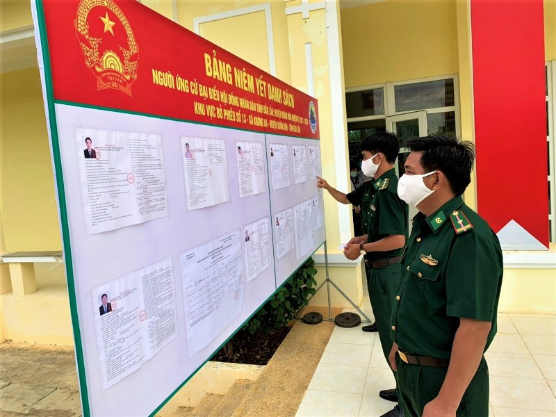 Các cử tri là cán bộ, chiến sĩ Tiểu đoàn huấn luyện và cơ động 19, Bộ Chỉ huy BĐBP tỉnh Đắk Lắk nghiên cứu lý lịch những người ứng cử đại biểu Quốc hội khóa XV và đại biểu HĐND các cấp nhiệm kỳ 2021-2026 trước khi bỏ phiếu. Rộn ràng ngày bầu cử sớm ở Đắk Lắk -0