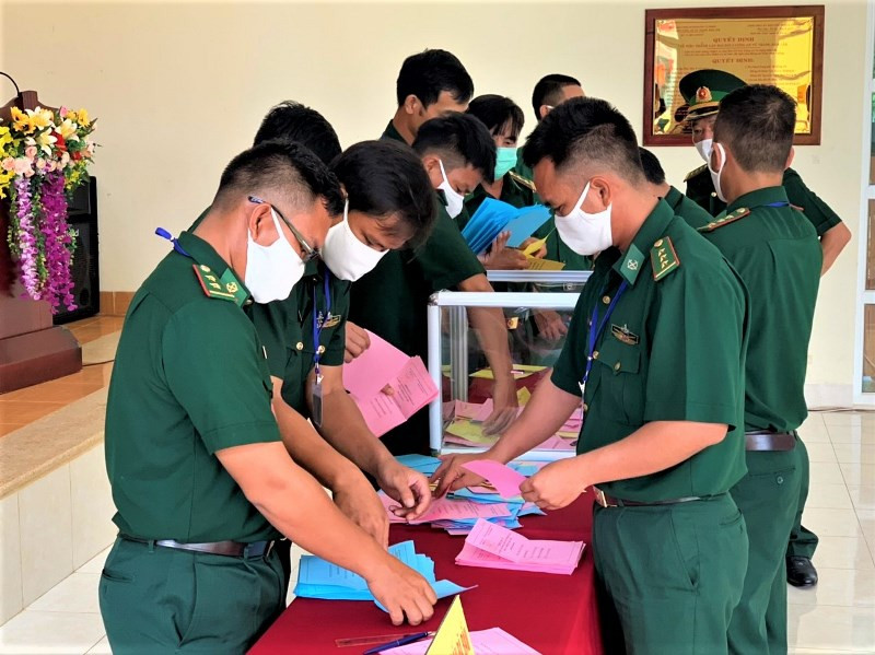 Tiến hành kiểm phiếu sau bầu cử. Rộn ràng ngày bầu cử sớm ở Đắk Lắk -0