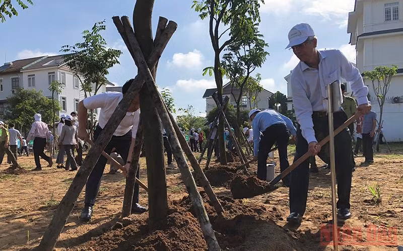 Phó Chủ tịch Ủy ban nhân dân Thành phố Hồ Chí Minh Võ Văn Hoan (bên phải) trồng cây xanh tại Lễ phát động "Tết trồng cây đời đời nhớ ơn Bác Hồ" năm 2022. 