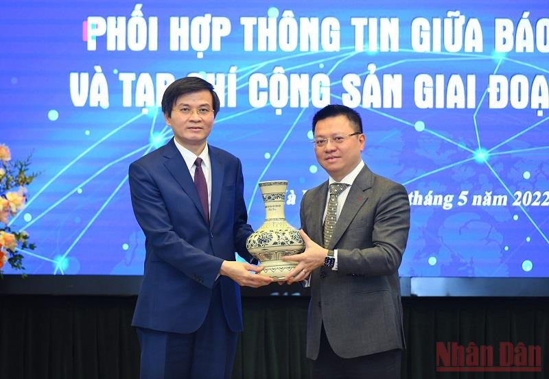 Đồng chí Đoàn Minh Huấn trao quà lưu niệm tặng đồng chí Lê Quốc Minh. (Ảnh: THÀNH ĐẠT) Ký kết thỏa thuận phối hợp thông tin giữa Báo Nhân Dân và Tạp chí Cộng sản -0