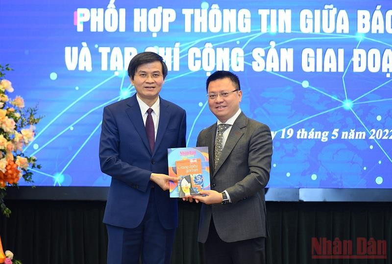 Đồng chí Lê Quốc Minh tặng sách và ấn phẩn Nhân Dân hằng tháng số đặc biệt cho đồng chí Đoàn Minh Huấn. (Ảnh: THÀNH ĐẠT) Ký kết thỏa thuận phối hợp thông tin giữa Báo Nhân Dân và Tạp chí Cộng sản -0