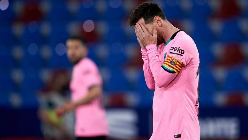 Messi thất vọng sau trận hòa như thua của đội nhà. (Ảnh: Getty Images) Messi mắc sai lầm, Barca lại hòa -0