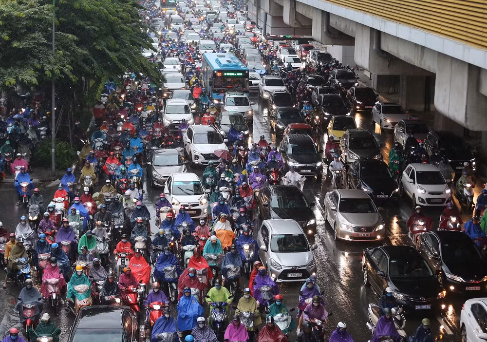 Hà Nội mưa lớn, ùn tắc nghiêm trọng sáng đầu tuần -0