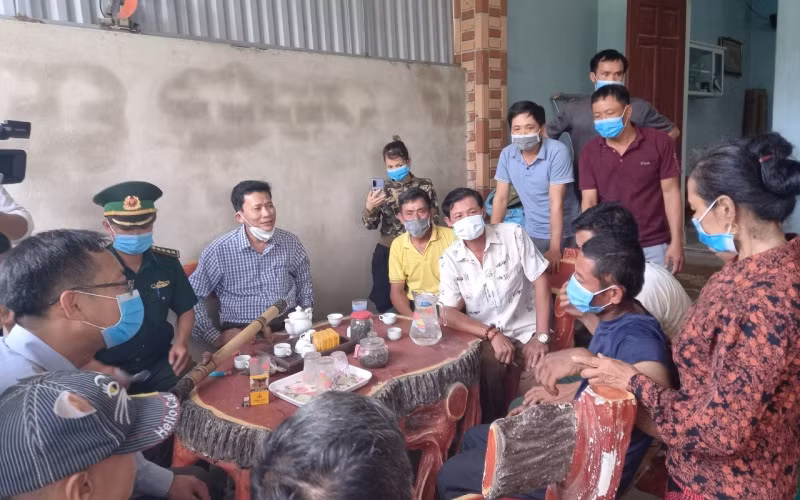 Hàng xóm cùng chung vui với ngư dân được cứu nạn thành công, đoàn tụ cùng gia đình.