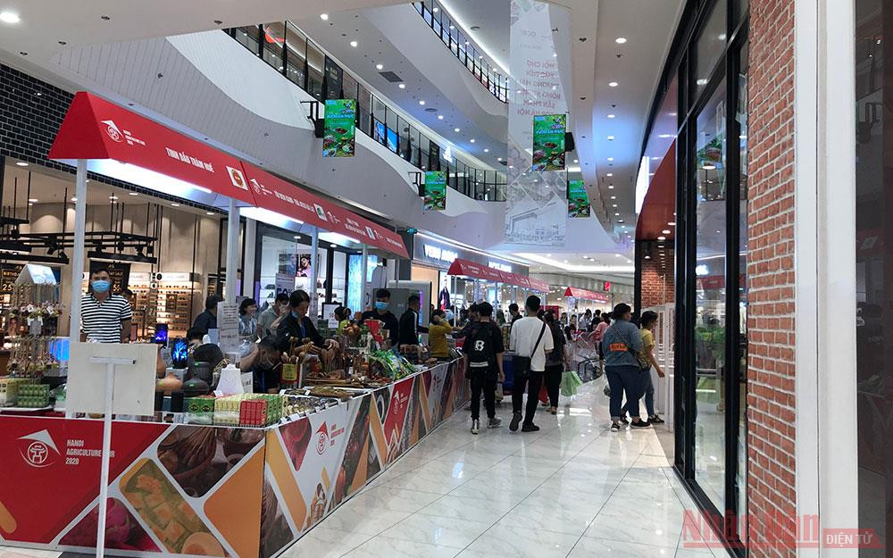Các gian hàng xếp dọc lối đi trong Trung tâm thương mại, thu hút đông đảo người tham quan, mua sắm. Giới thiệu nông sản an toàn tại Trung tâm thương mại Aeon Hà Đông -0