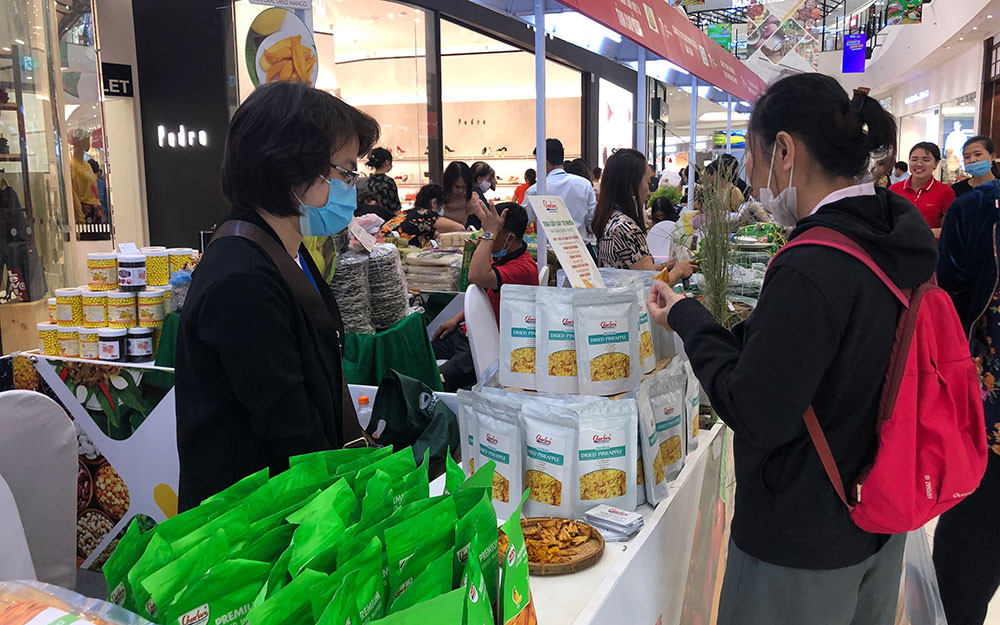 Người tiêu dùng chọn mua các sản phẩm nông sản sạch. Giới thiệu nông sản an toàn tại Trung tâm thương mại Aeon Hà Đông -0
