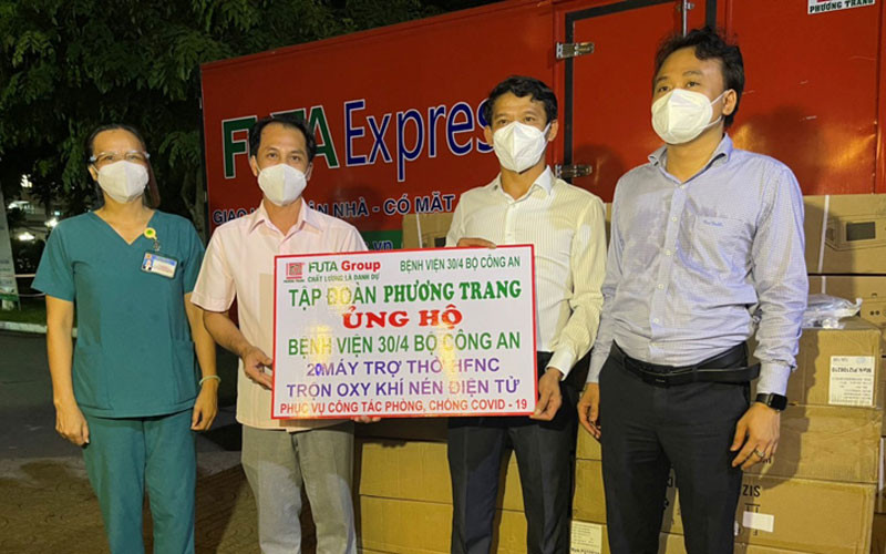 Đại diện FUTA group trao thiết bị y tế hỗ trợ công tác điều trị bệnh nhân Covid-19 cho Bệnh viện 30/4.