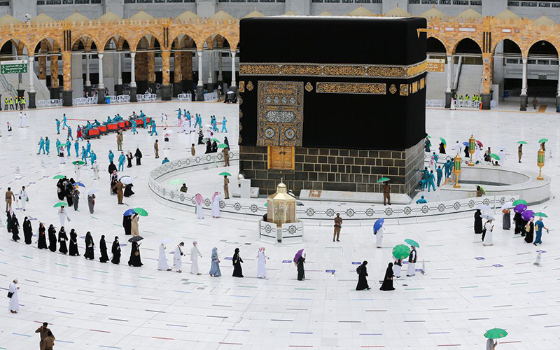 Các tín đồ Hồi giáo giữ khoảng cách và đeo khẩu trang khi hành hương tới Mecca, tháng 7/2021. (Ảnh: Reuters)