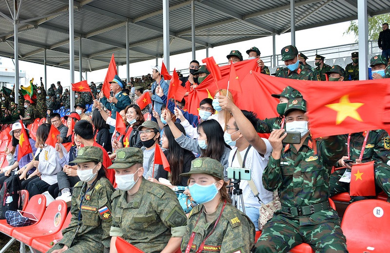 Trên khán đài thao trường Alabino rợp bóng cờ đỏ sao vàng. Đội tuyển bạn Lào cổ vũ nhiệt tình trên khán đài trong phần thi đấu của đội tuyển Việt Nam 2408_army20-1598270881297.jpg