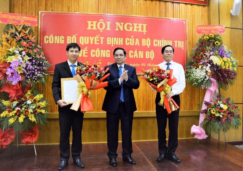 Đồng chí Phạm Minh Chính chúc mừng đồng chí Nguyễn Thành Tâm và nguyên Bí thư Tỉnh ủy Tây Ninh Phạm Viết Thanh, Ủy viên T.Ư Đảng, hiện giữ chức Bí thư Tỉnh ủy Bà Rịa-Vũng Tàu.
