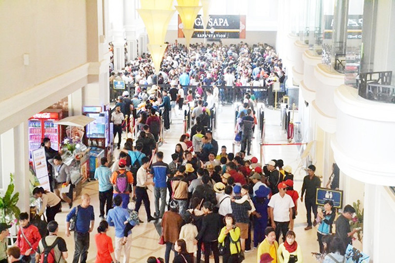Rất đông du khách đi cáp treo lên đỉnh Phan Xi Păng. Du khách đến Sa Pa tăng vượt dự kiến, đạt hơn 98 nghìn lượt -0
