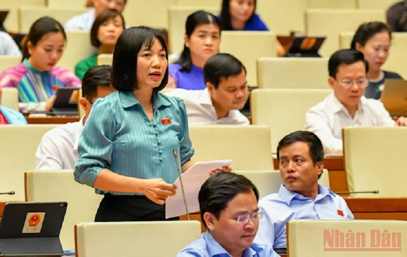 Đại biểu Nguyễn Thị Việt Nga (Hải Dương) phát biểu thảo luận tại hội trường, chiều 27/5. (Ảnh: KHOA NGUYÊN) Đại biểu Quốc hội đề xuất bỏ quy định về Quỹ bảo vệ người được bảo hiểm -0