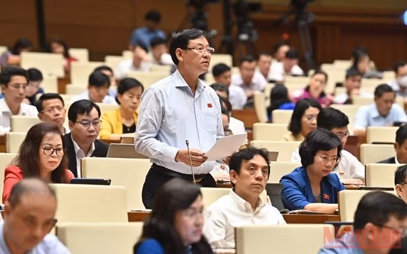 Đại biểu Nguyễn Hữu Chính (Hà Nội) phát biểu thảo luận về dự án Luật Cảnh sát cơ động tại hội trường ngày 26/5. (Ảnh: KHOA NGUYÊN)