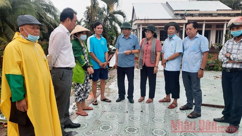Bí thư Tỉnh ủy Vĩnh Long cùng đoàn cán bộ đến thăm hỏi động viên căn nhà bị sập hoàn toàn của anh Nguyễn Trung Tính ở ấp Thân Bình, xã Tân Long, huyện Mang Thít, tỉnh Vĩnh Long. Vĩnh Long nhanh chóng hỗ trợ người bị thiệt hại do lốc xoáy -0