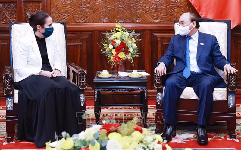 Chủ tịch nước Nguyễn Xuân Phúc tiếp Đại sứ đặc mệnh Toàn quyền New Zealand tại Việt Nam Tredene Dobson. (Ảnh: Thống Nhất/TTXVN)