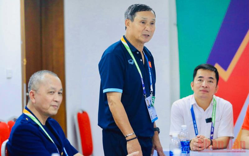 Huấn luyện viên Mai Đức Chung cảm ơn sự quan tâm của tỉnh Quảng Ninh dành cho Đội tuyển. Đội tuyển bóng đá nữ Việt Nam được thưởng 700 triệu đồng -0