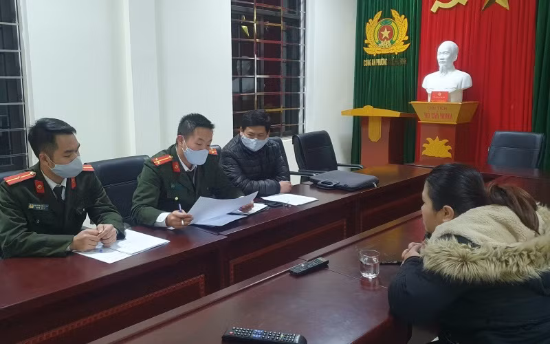 Công an TP Sơn La lập biên bản xử lý các trường hợp đăng thông tin sai sự thật về dịch Covid-19.