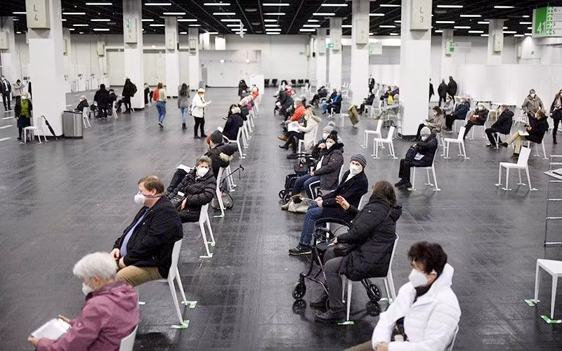 Người dân Ðức ngồi chờ tiêm vắc-xin ngừa Covid-19.